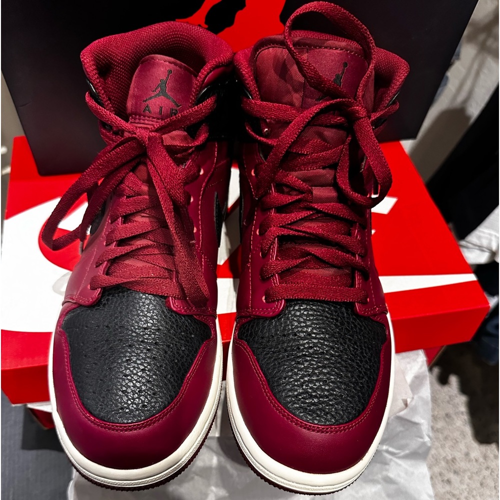 Jordan 1s Team Red Mid size 8.5 men’s